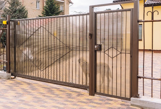 Купить ворота из профлиста с элементами ковки, с металлическими столбами в рамке или под дерево в Нововоронеже от 154515 руб